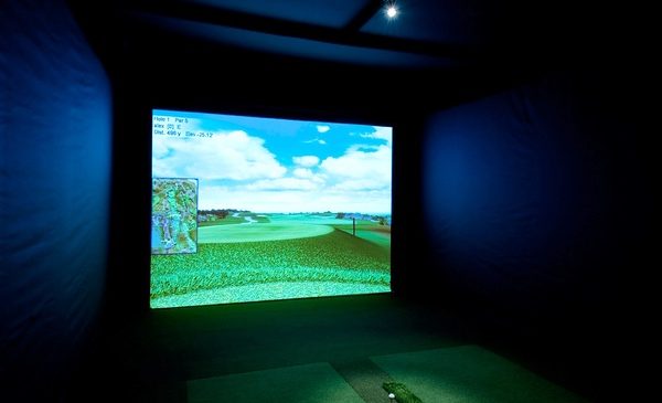 Golf Simulator: The Thousand Oaks Golf Team has purchased a simulator similar to what is shown in this photo. Once the pandemic allows for the team to return to campus for practices, the team can use this simulator to practice on golf courses other than the local greens nearby the school. Photo from Creative Commons.