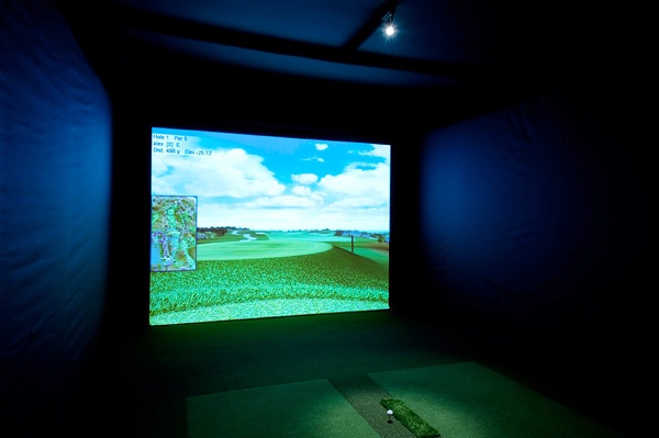 Golf Simulator: The Thousand Oaks Golf Team has purchased a simulator similar to what is shown in this photo. Once the pandemic allows for the team to return to campus for practices, the team can use this simulator to practice on golf courses other than the local greens nearby the school. Photo from Creative Commons.